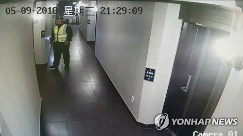 중국인 우모씨가 지난 5월 9일 제주시 한 호텔에 들어가 객실 초인종을 누르며 투숙객들을 확인하고 있는 CCTV 사진. <제주서부경찰서 제공, 연합뉴스>